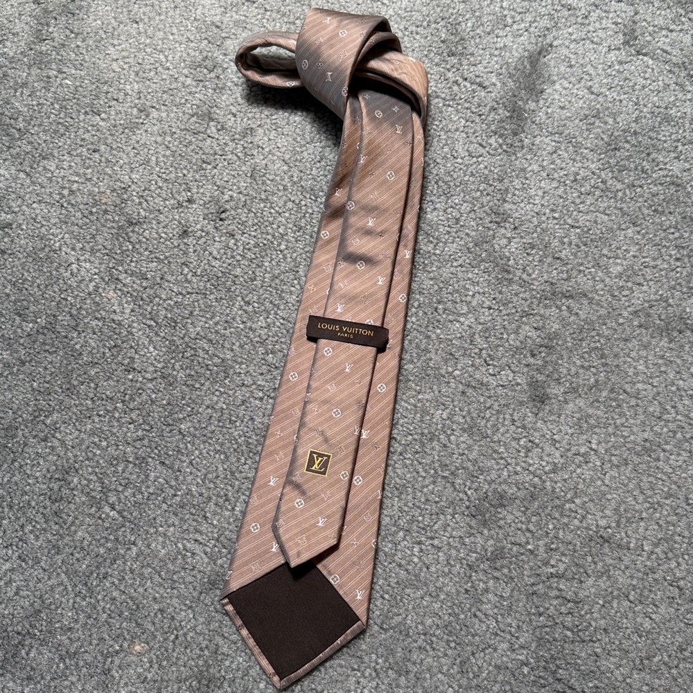 Louis Vuitton Tie with subtle logo - Picture 6 of 6